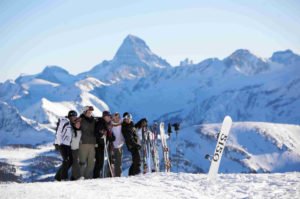 amigos-esqui-na-neve-300x199 amigos-esqui-na-neve