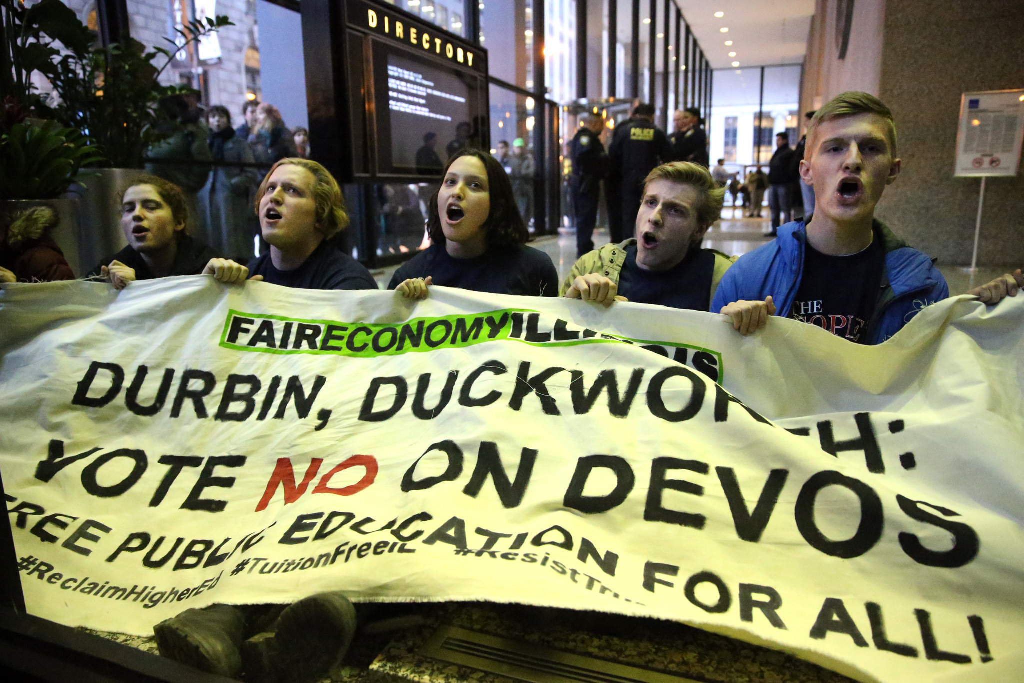 ct-protest-trumps-nomination-of-betsy-devos-for-education-secretary-photos-20170131 Министром образования назначили неоднозначную Бетси Девос