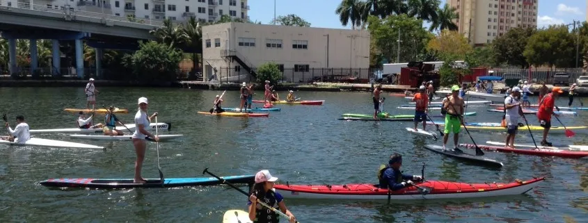 Каякеры и сапбордисты на водном фестивале Miami Riverday