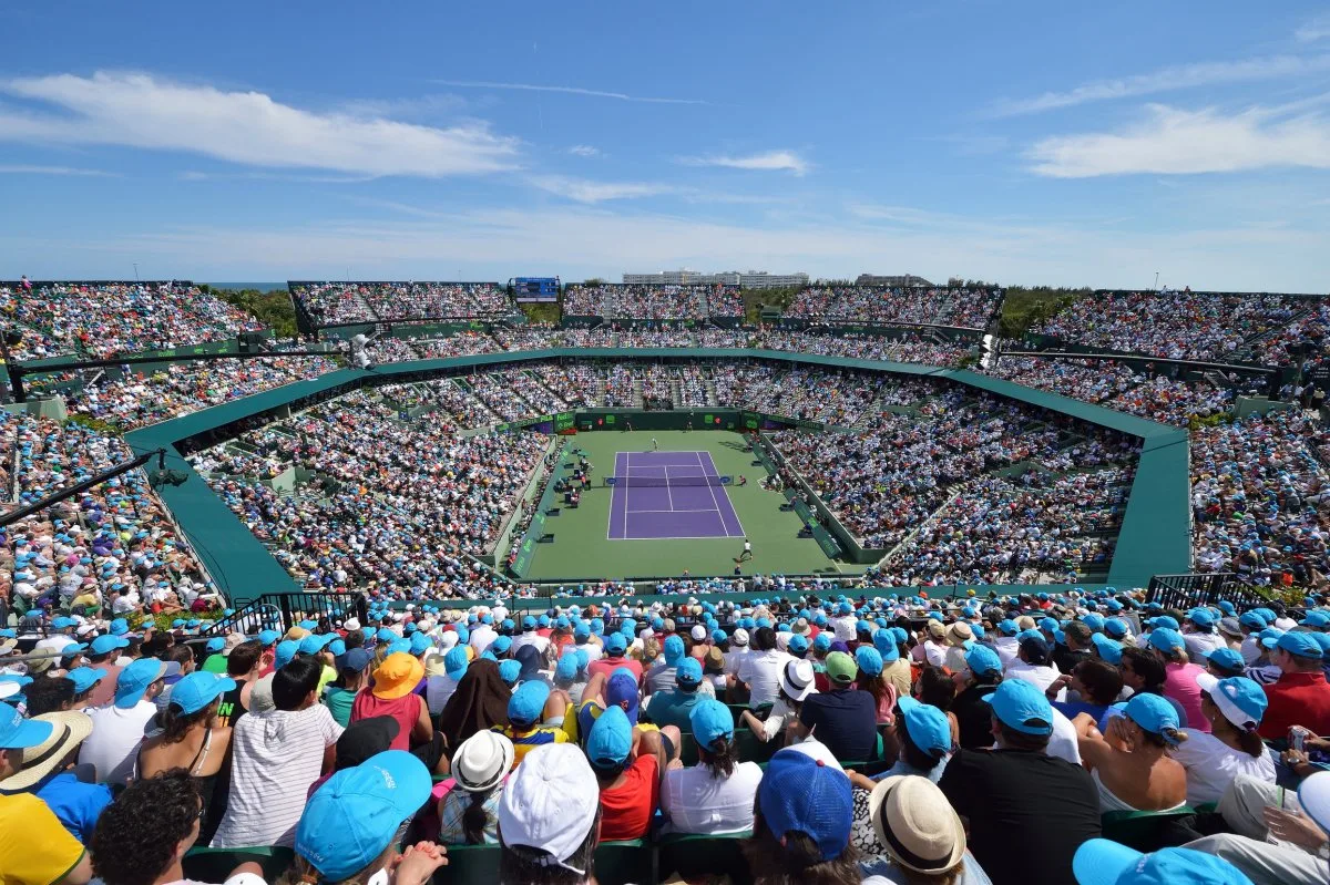 Теннисный стадион Miami Open со зрителями на трибунах