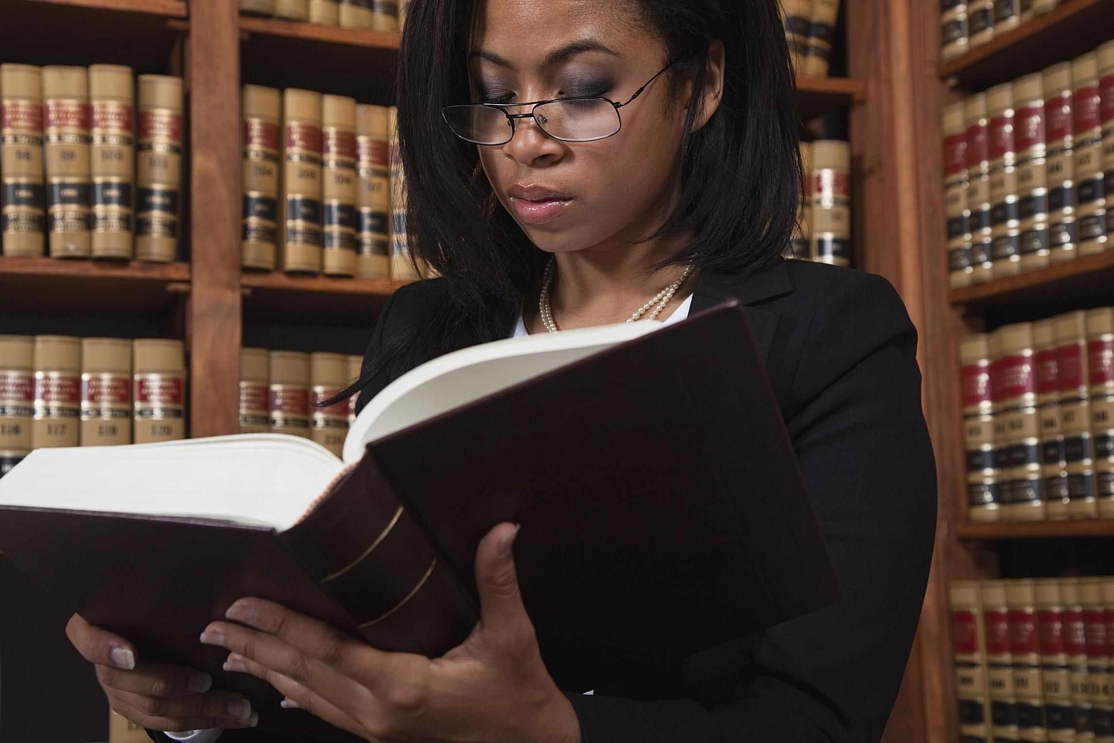 attorney-with-law-books-57a646b53df78cf4591b8b85 Самые высокооплачиваемые профессии 2017 года