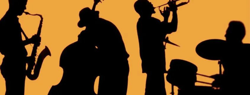 Силуэты джазового ансамбля с инструментами на желтом фоне