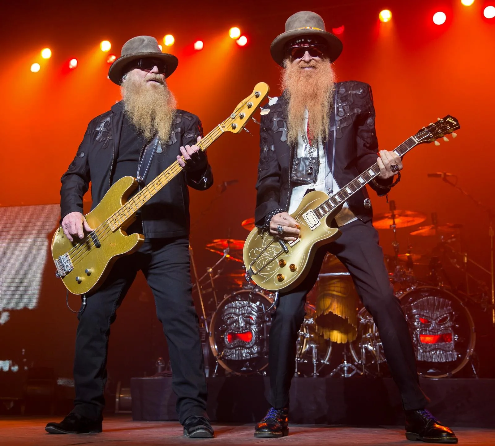 Участники группы ZZ Top на концерте с гитарами