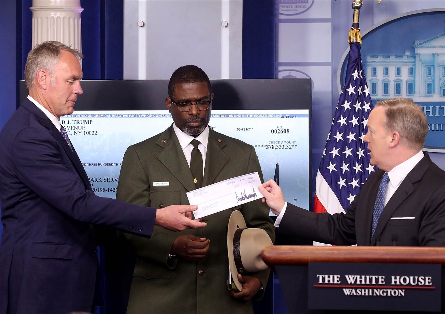 170304-spicer-zinke-donation-413p-rs_edcb8b773c35ff8e6699d757752153fe.nbcnews-ux-2880-1000 Трамп пожертвовал первую президентскую зарплату