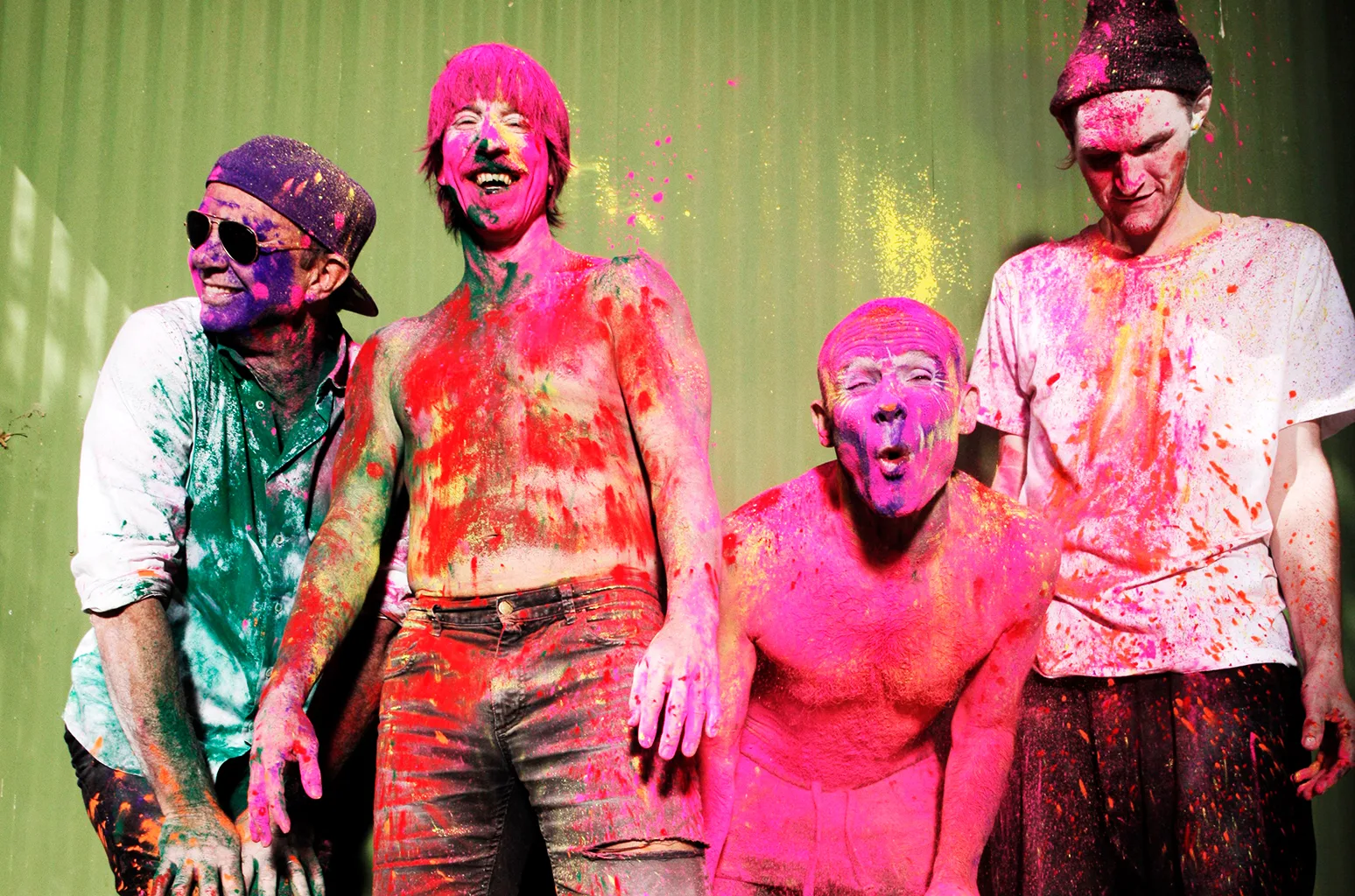 Участники группы Red Hot Chili Peppers в ярких цветных красках.