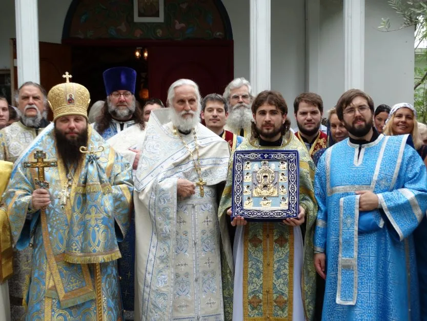 Православное духовенство с иконой у храма Святого Князя Владимира.