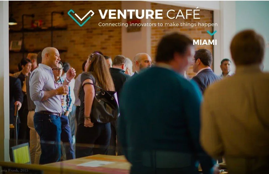 Участники нетворкинга на мероприятии Venture Café в Майами.