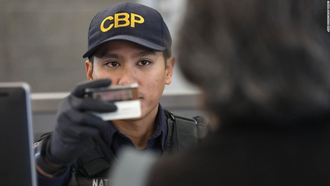 Пограничники могут искать информацию только на самом телефоне. Фото: cnn.com