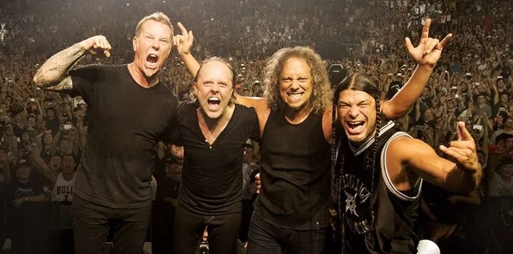 Музыканты группы Metallica приветствуют зрителей на концерте
