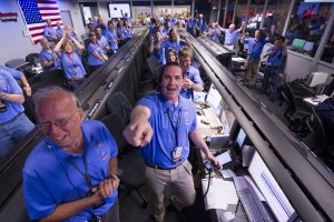 cheering_hq_msl20120805-300x200 Mars Science Laboratory (MSL)