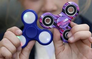 fidgetspinnerledbluetooth-em-685729978-300x193 Hand Spinner Around Paris