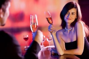 1363813875_pervoe-svidanie-300x200 Couple on romantic date or celebrating together at restaurant