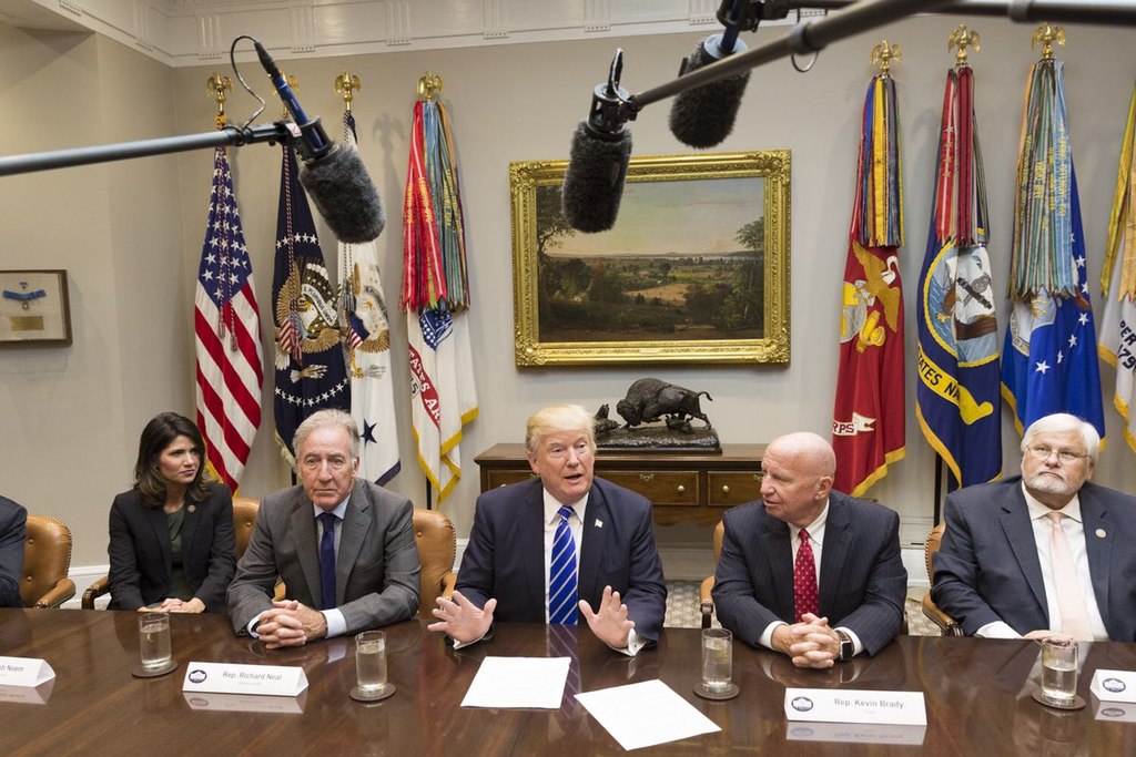 1024px-President_Trump_and_the_House_Ways_and_Means_Committee Трамп не отступит от требования сократить цепную миграцию