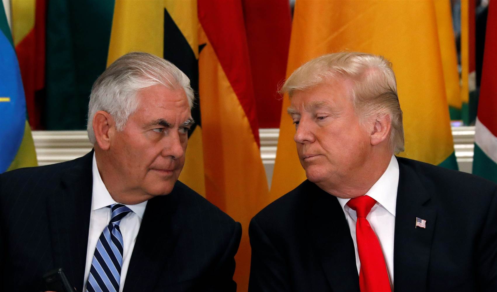171002-tillerson-trump-rd-125a_5114e05470e140c53a93af13a2c2c86a.nbcnews-ux-2880-1000 Разногласия в Белом доме: Тиллерсон назвал Трампа "придурком" и хотел уйти в отставку