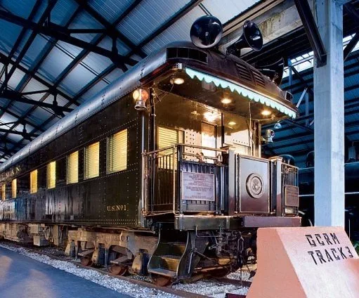 Старинный пассажирский вагон в ангаре музея Gold Coast Railroad