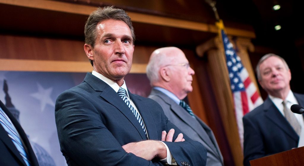 jeff-flake-donald-trump-e1508941781319-1024x558 Сенаторы-республиканцы подвергли жесткой критике политику Трампа