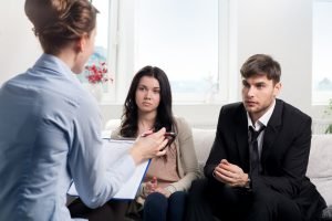 124456_podat_na_razvod-300x200 Young couple consults at the psychologist