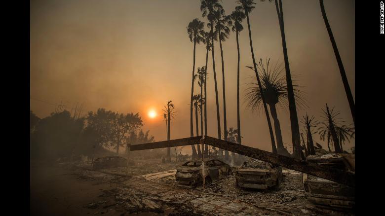 171205121025-12-california-thomas-fire-1205-exlarge-169 Пожары в Калифорнии: 110 000 жителей эвакуированы, огонь разрастается