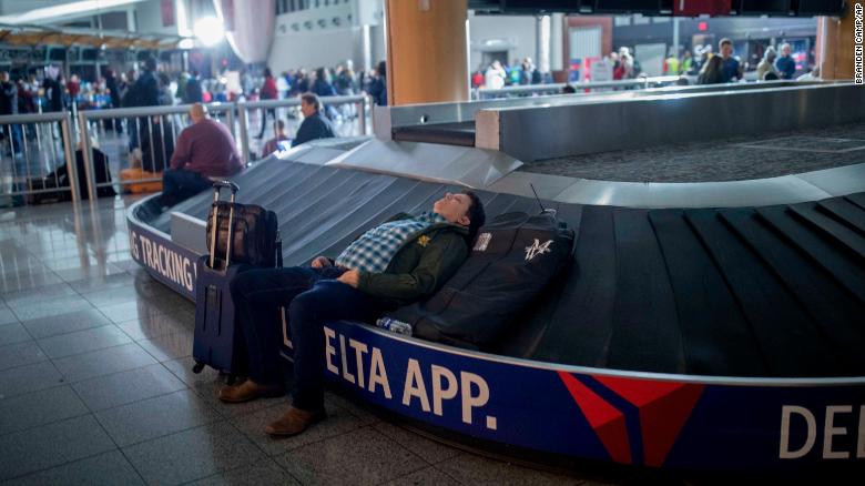 171217215210-08-atlanta-airport-outage-1217-exlarge-169 Аэропорт в Атланте остался без электричества на 11 часов. Отменены более 1000 рейсов