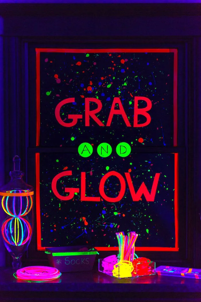 Светящаяся в ультрафиолете вывеска Grab and Glow и неоновые аксессуары
