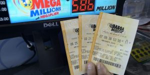 1387221845000-EPA-USA-MEGA-MILLIONS-LOTTERY-300x150 1387221845000-EPA-USA-MEGA-MILLIONS-LOTTERY
