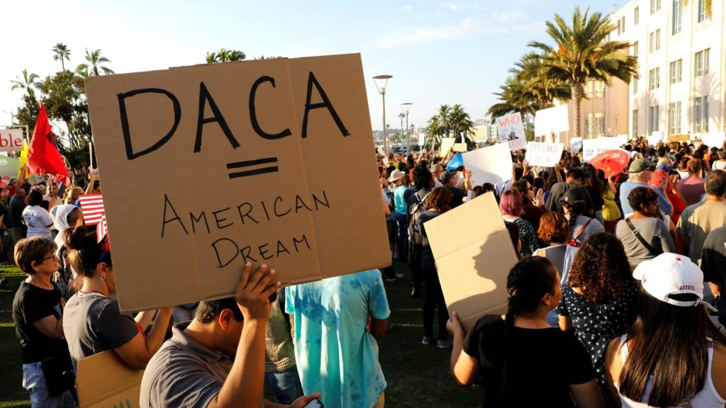 180109-judge-saves-daca-program-cheat_xsqq6t-1024x576 Иммиграционная служба возобновила прием заявок на продление DACA