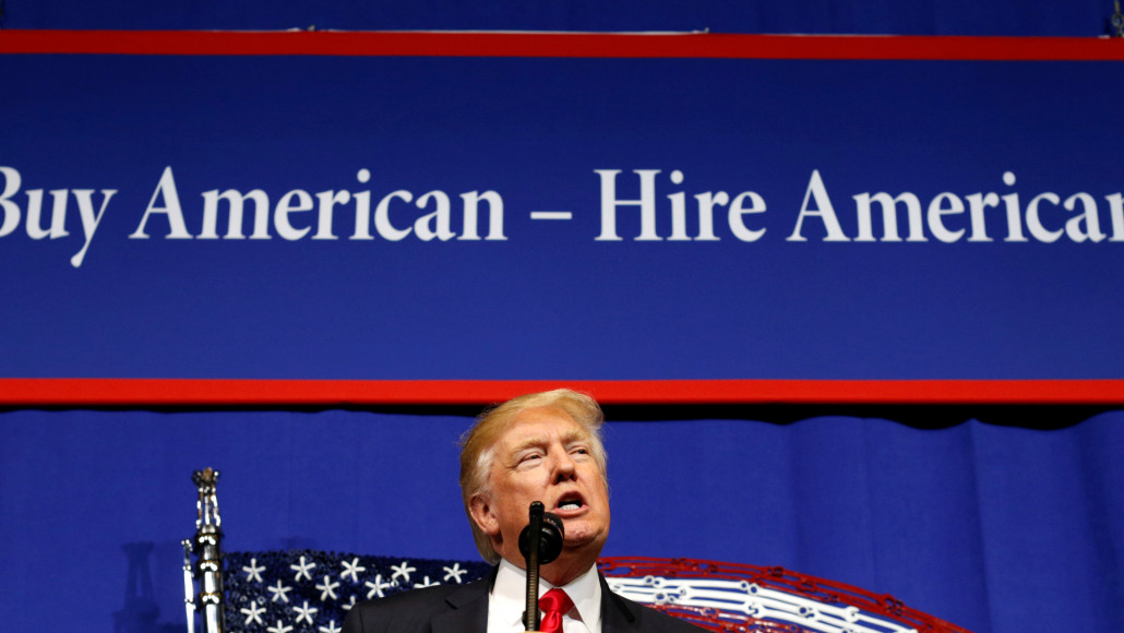 trump-buyamerican Департамент нацбезопасности хочет отменить продление H-1B для тех, кто ждет грин-карту