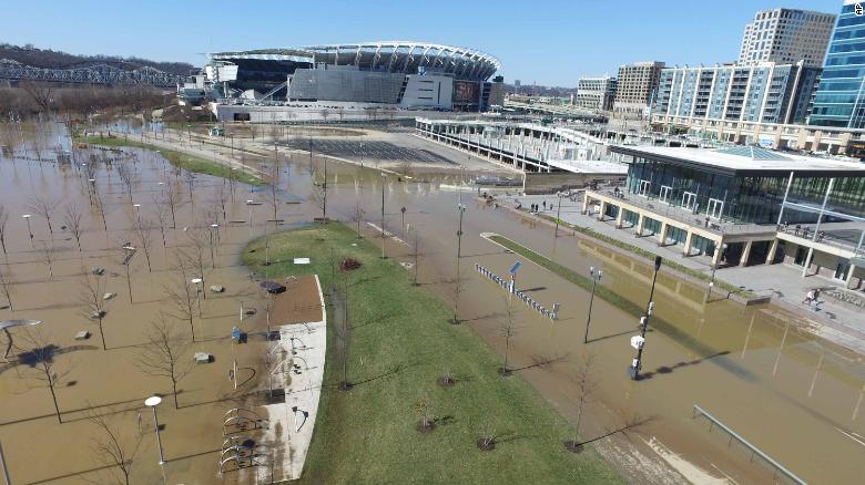 180227120209-01-flooding-0226-cincinnati-exlarge-169 Наводнения в США продлятся до конца недели