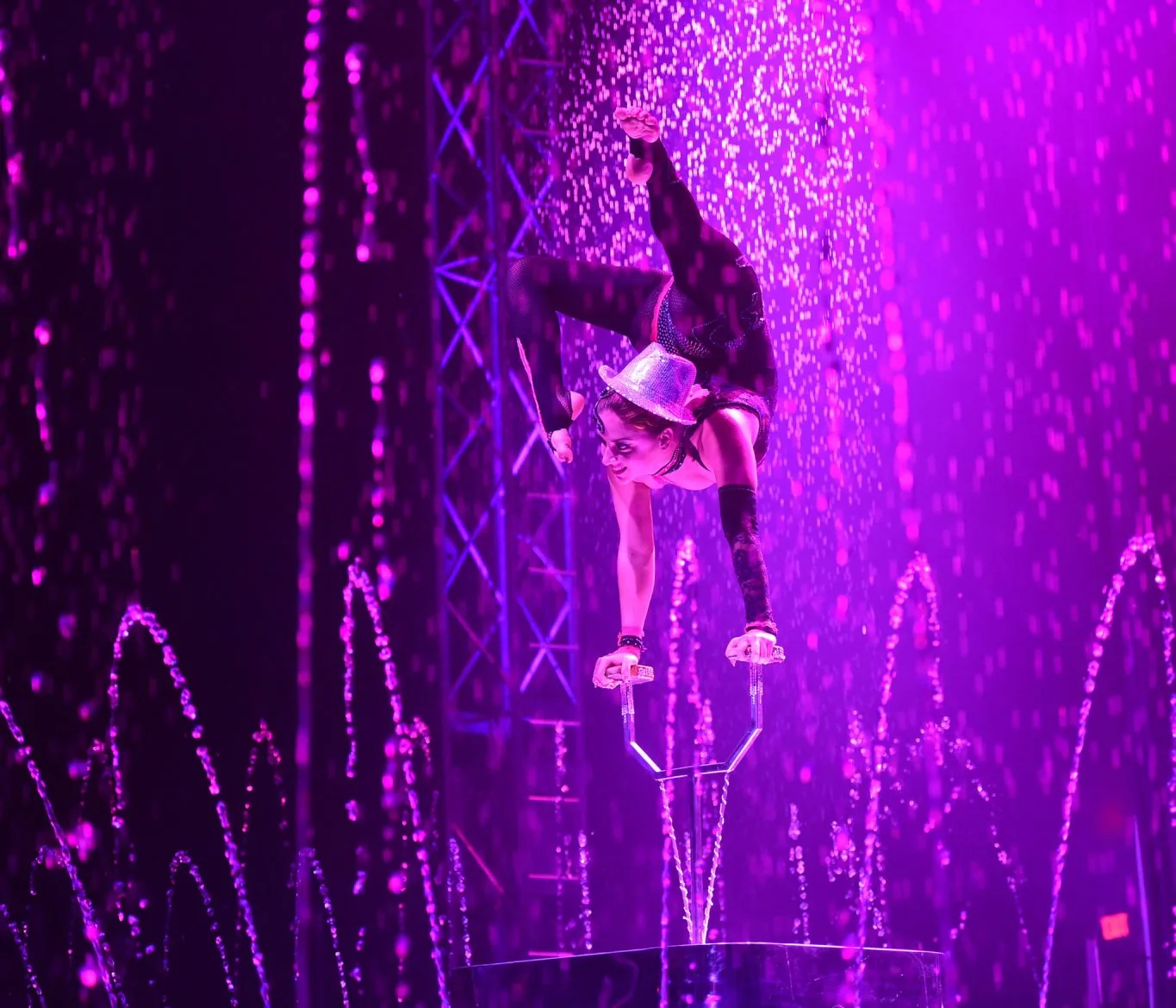 Акробат выступает под струями воды в цирковом шоу Cirque Italia