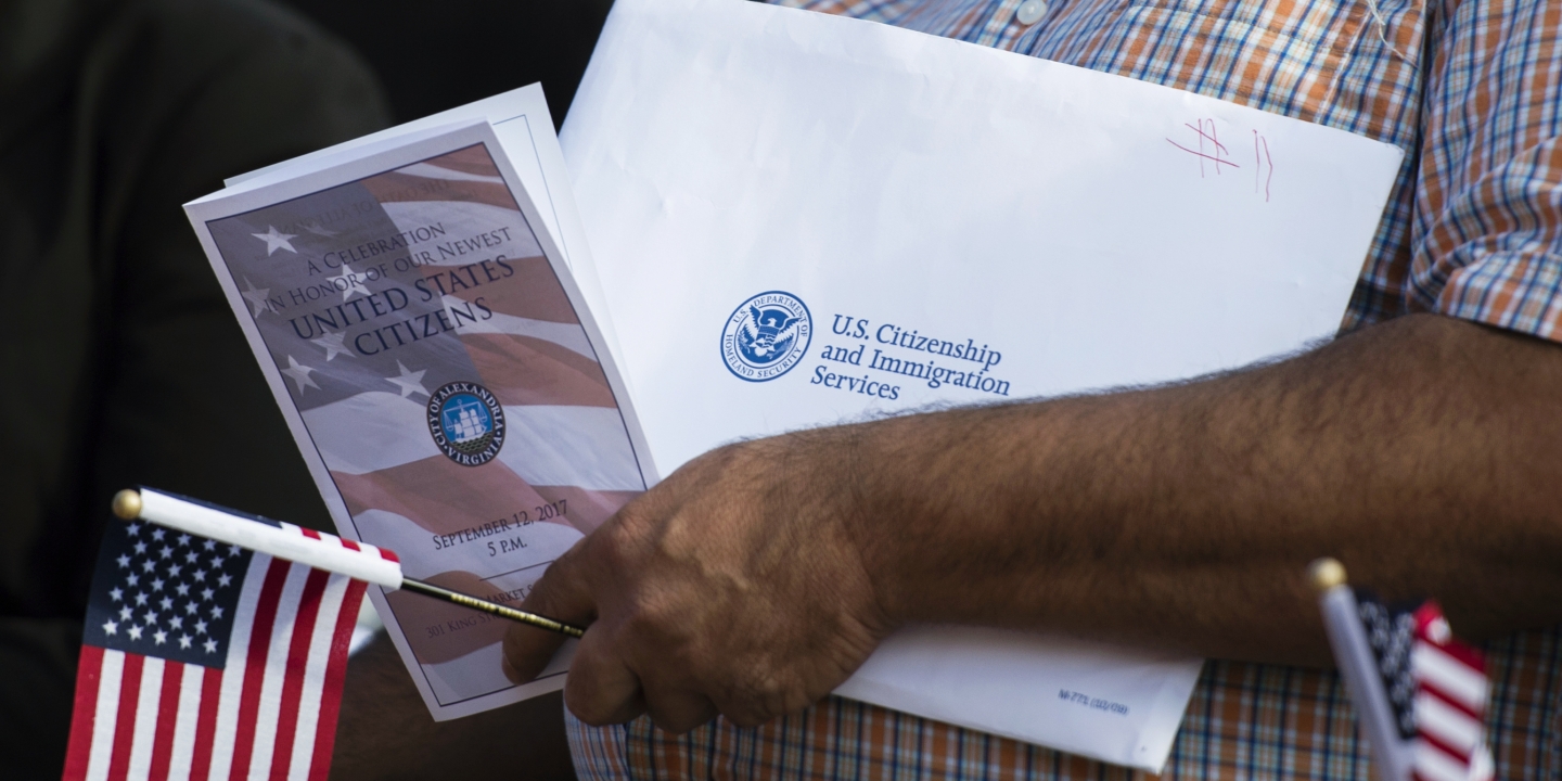 USCIS-1519319434-article-header Иммиграционная служба убрала фразу "нация иммигрантов" из декларации миссии