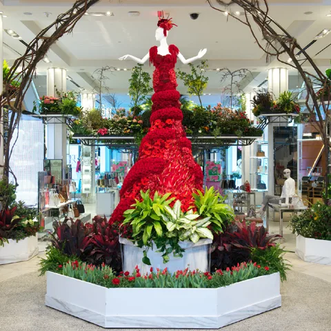 Манекен в платье из красных цветов на цветочном шоу в Macy’s