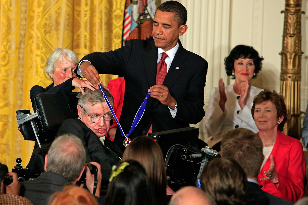 ObamaHonorsSixteenCongressionalMedalFreedommus8lamZpewx Умер ученый Стивен Хокинг. Он прожил на 50 лет дольше, чем все ожидали