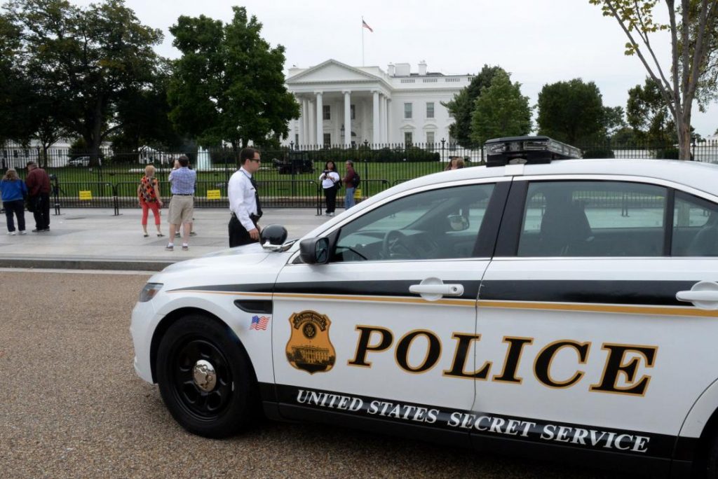 Police-Man-arrested-near-White-House-had-carload-of-weapons-1024x684 Неизвестный совершил самоубийство рядом с Белым домом