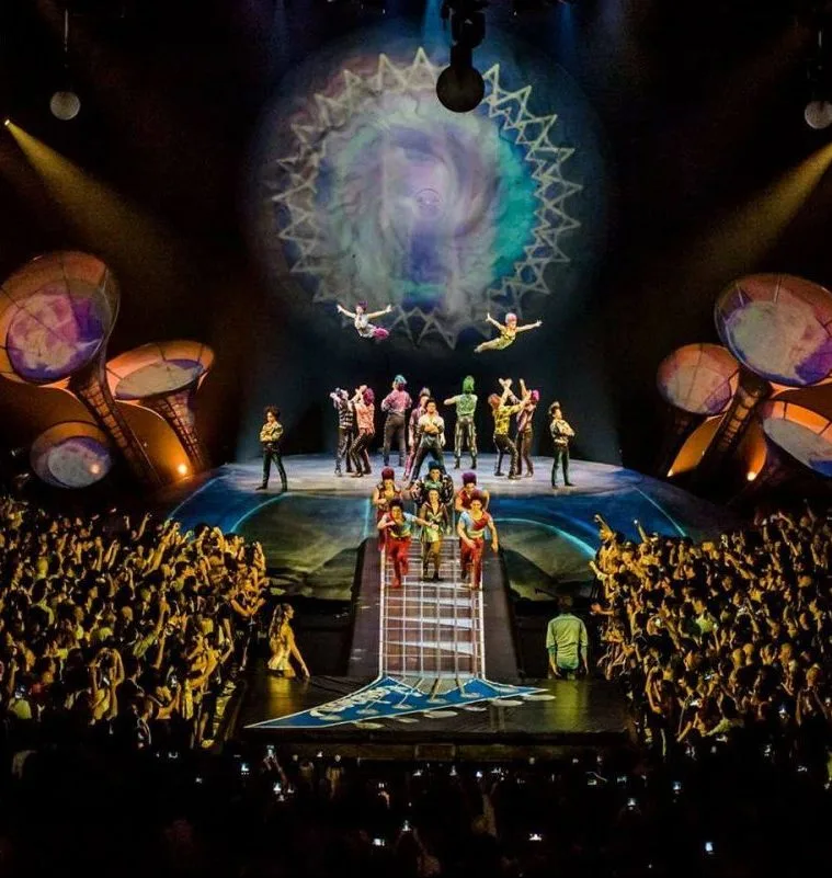Шоу Cirque du Soleil на сцене в форме гитары в окружении зрителей