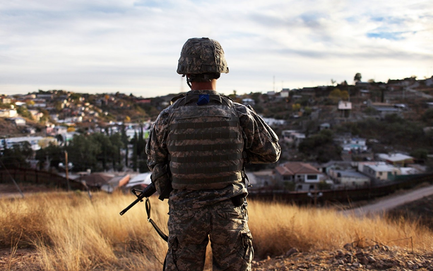 headlineImage.adapt_.1460.high_.US-Mexico_border_security_01a.1420561004283 Трамп кинет военных на депортацию иммигрантов