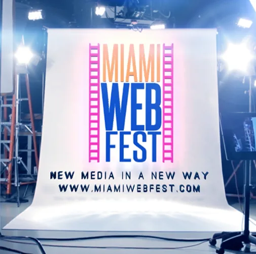 Студийный баннер с логотипом фестиваля Miami Web Fest в окружении софитов.