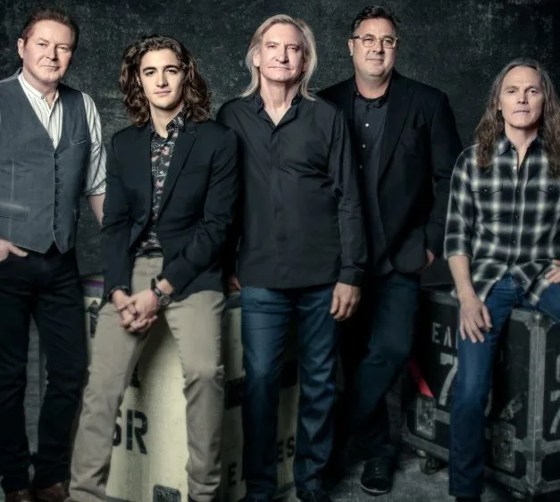 Участники рок-группы Eagles смотрят в камеру