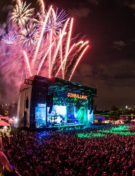 Салют над главной сценой и толпой зрителей на фестивале Governors Ball.