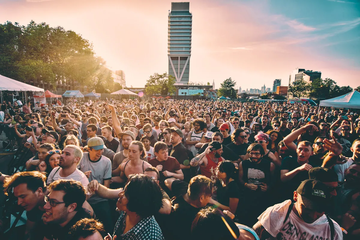 Зрители на открытом музыкальном фестивале NorthSide на фоне небоскреба.