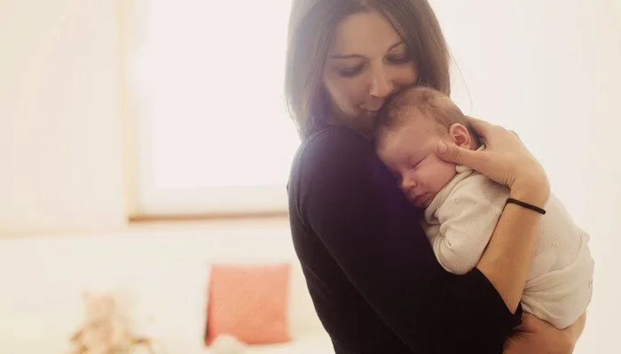 mother-with-newborn-daughter.jpg Трамп хочет ужесточить выдачу паспортов детям: родителям-иммигрантам придется подтверждать статус в США