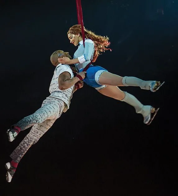 Акробаты Cirque du Soleil выполняют сложный элемент в воздухе.