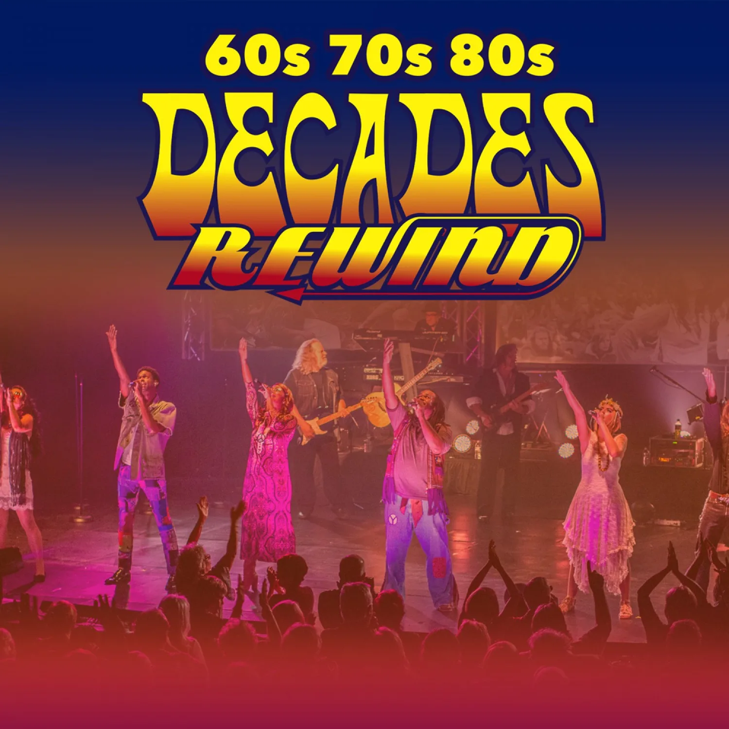 Музыканты и певцы выступают на сцене во время шоу Decades Rewind.