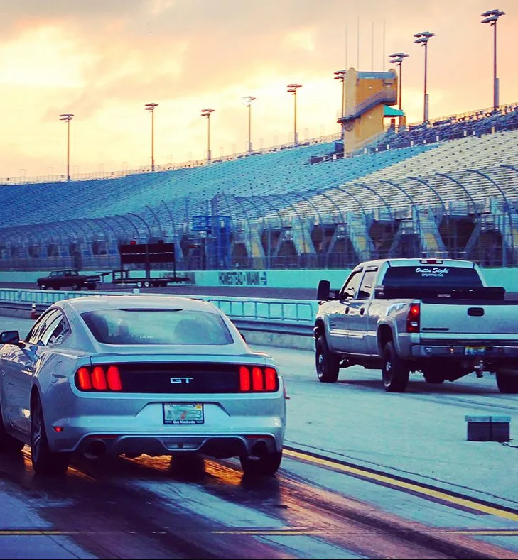 Автомобили на гоночной трассе Homestead-Miami Speedway