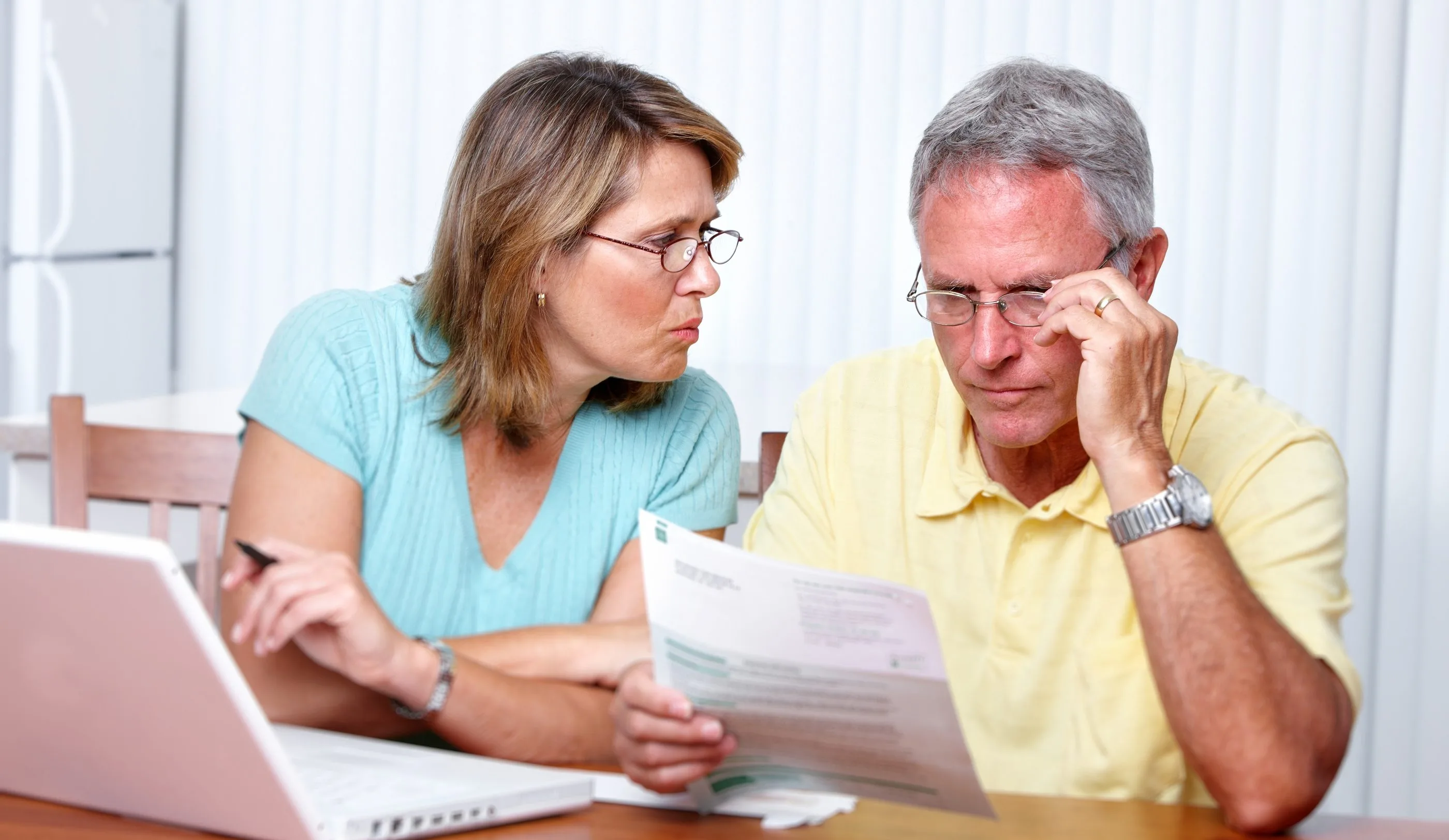 bigstock-Senior-couple-looking-bills-at-82576265-e1533226728568.jpg Когда соцпомощь навредит грин-карте: USCIS разъяснил правила 'общественной обузы'