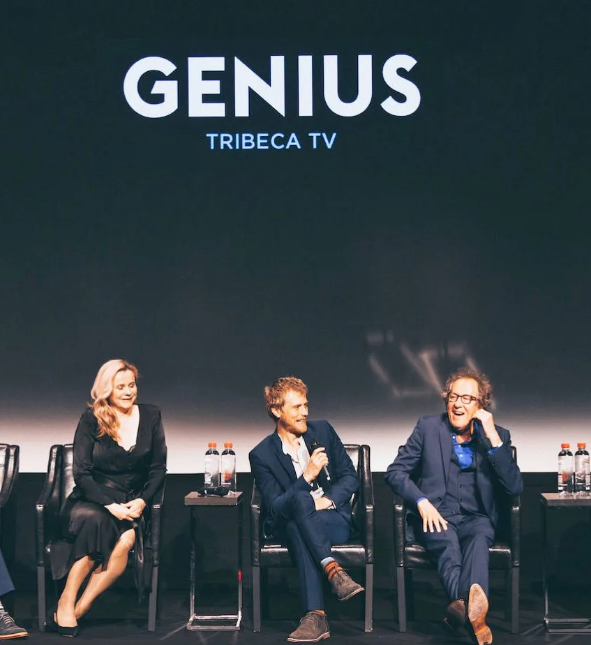 Спикеры на сцене фестиваля сериалов Трайбека под экраном с надписью Genius.