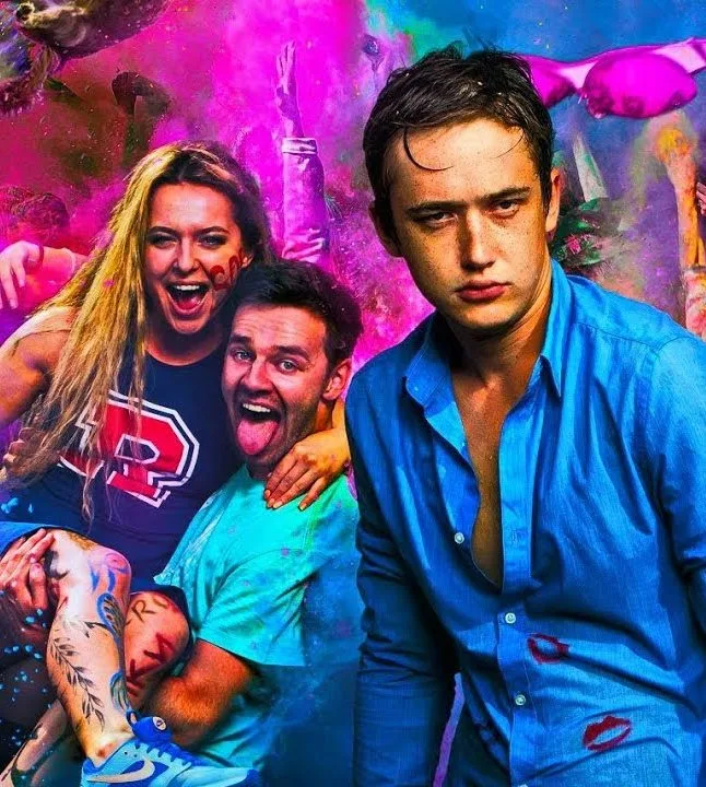 Постер фильма «Днюха» с парнем на шумной вечеринке.