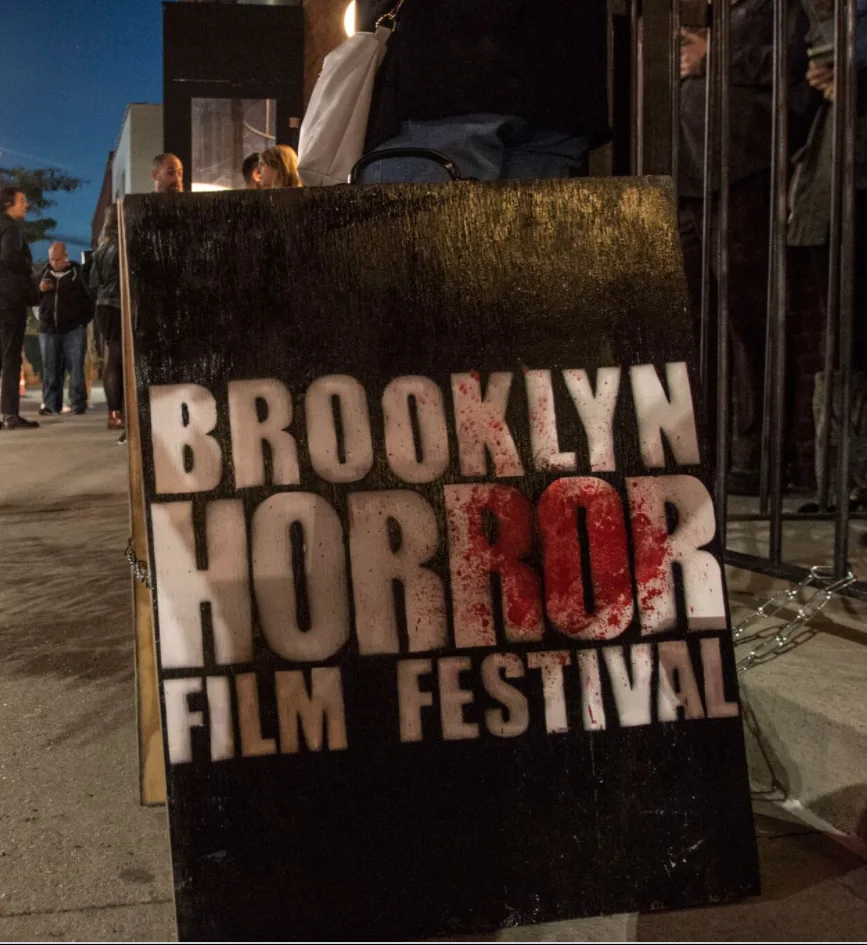 Уличный стенд с афишей фестиваля Brooklyn Horror Film Festival.