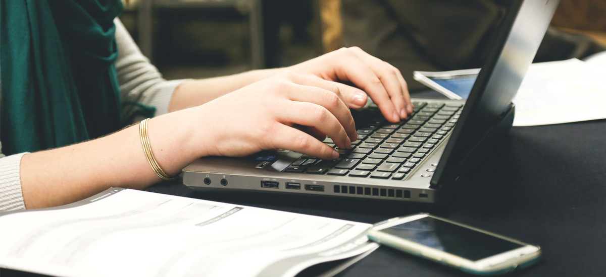 Typing-Hands-Full-Width Вакансия для украиноязычных в США - контент-редактор