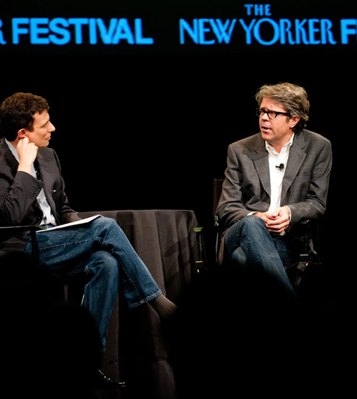 Двое мужчин беседуют на сцене во время фестиваля The New Yorker.