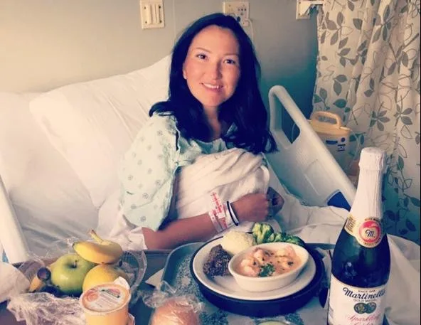 Олеся в больничной палате рядом с подносом с обедом и десертами.
